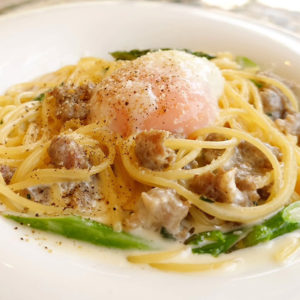 アスパラとサルシッチャのクリームソース 温玉添え