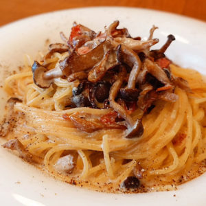 たっぷり茸とベーコンのクリームソース