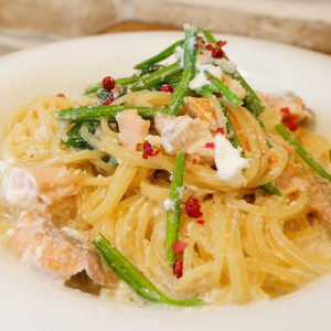 焼鮭とほうれん草のクリームチーズパスタ