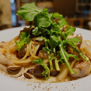 自家製サルシッチャと茸のクリームソース