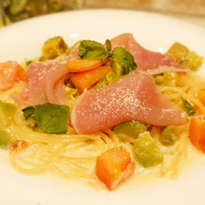 生ハムとアボカドの豆乳クリーム バジル風味