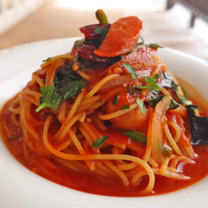 ほうれん草とソーセージのアラビアータ