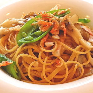 スナップエンドウと桜エビ、舞茸のペペロンチーノ