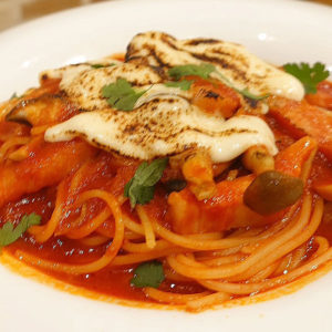 炙りモッツァレラとベーコン、茸のトマトソース