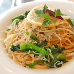 菜の花と釜揚げしらすのレモンペペロンチーノ