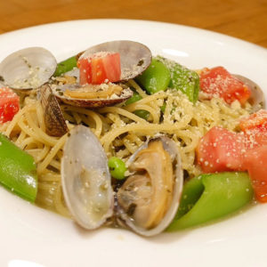 スナップエンドウとフレッシュトマトのボンゴレジェノベーゼ