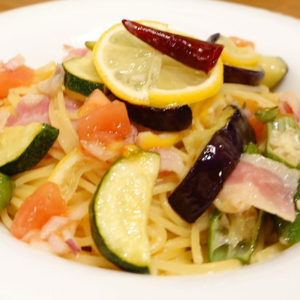 夏野菜とベーコンのレモンペペロンチーノ