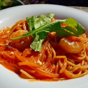 海老とルッコラのトマトクリームパスタ