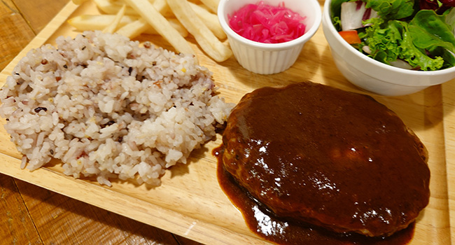 十六穀米のハンバーグプレート