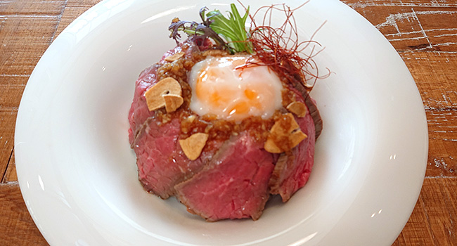 十六穀米のローストビーフ丼ィ